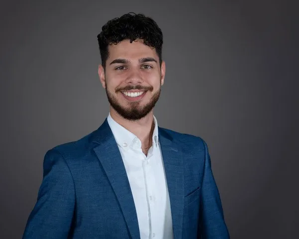 Ein Mann blickt in die Kamera.